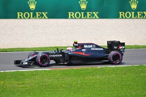 젠슨 버튼은 2016년 오스트리아 그랑프리에서 3위로 출발하여 6위로 레이스를 마쳤다.