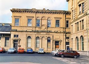 1989년에 촬영된 1844년 역 건물 일부. 원래는 1층이었으나 1860년대에 2층이 추가되었다.