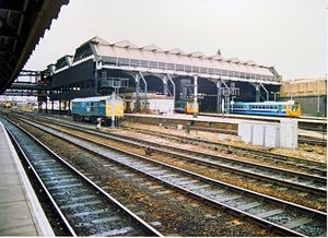 1988년의 맨체스터 빅토리아역. 맨체스터 아레나 건설을 위해 철거되기 전의 선로, 플랫폼, 기차 차고가 보인다.