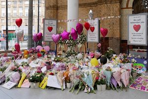 2017년 5월 맨체스터 아레나 폭탄 테러 이후 역 구내에 설치된 기념물. 오늘날까지 전용 추모 공간이 존재한다.