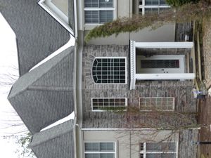 이 주택은 주 출입구를 각지게 설계하여 특이한 레이아웃과 지붕을 갖게 되었다.