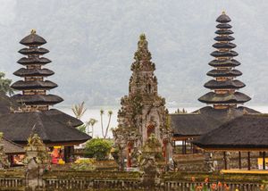 브라탄의 울룬 다누 사원에 있는 서로 다른 높이의 두 개의 메루 타워. 사진 중앙의 구조물은 코리 아궁 관문이다.