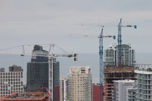 2015년 마이애미 브리켈 지구의 작은 부분에서 진행 중인 고층 건물 건설. 건설 중인 브리켈 시티 센터 타워 중 한 곳에서 촬영