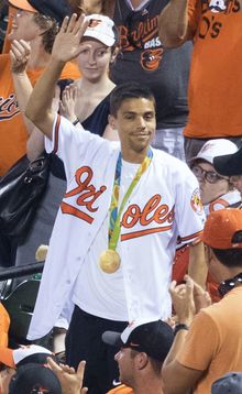 센트로위츠가 2016년 하계 올림픽에서 금메달을 딴 후 볼티모어 오리올스 야구 경기를 관람했다.