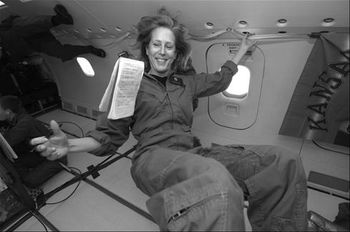 로치는 화성 가는 법을 연구하는 동안 포물선 비행을 하면서 무중력 상태로 떠다닌다