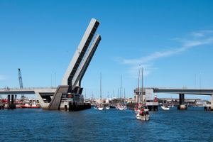 2008년 포트 아델레이드의 포트 리버에서 개통된 톰 '다이버' 데릭 다리의 철도 부분은 맥킬롭의 이름을 따서 명명되었다.