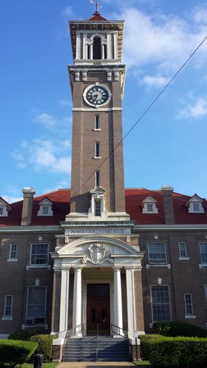 클래런던에 있는 몬로 카운티 법원은 카운티 정부의 소재지이다.