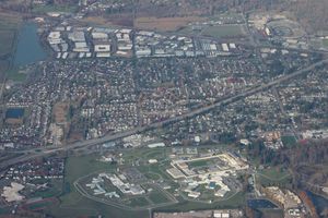 Monroe 교정 단지, Evergreen State Fair 부지와 프라이랜드 산업 지역을 포함한 남쪽에서 본 먼로의 항공 사진.
