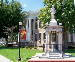 머레이 법원 광장 북동쪽 코너에 있는 남부 연합 군인들을 기리는 기념비