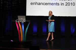 2010년 구글 "Search On" 행사에서 연설하는 머리사 마이어