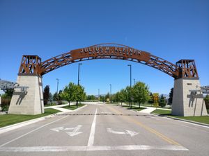 60acre 규모의 율리우스 M. 클라이너 기념 공원 주 출입구.