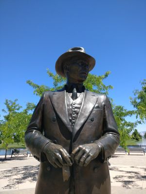 율리우스 M. 클라이너를 기리는 공원에 있는 그의 청동상. 이 조각상은 그가 상을 받은 암소를 샀던 1940년대의 사진을 바탕으로 제작되었다.