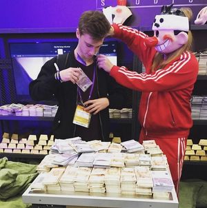 2017년 이그로미르 / 코믹콘 러시아에서 영화 발표회 사진, 하키 선수로 분장한 은행 강도 중 한 명을 묘사함