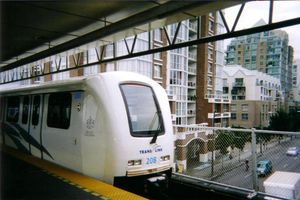 2010년대에 역 재건축 전에 찍은 2006년 플랫폼