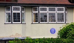 레논의 침실은 위층 왼쪽에 있었다. 블루 플라크는 잉글리시 헤리티지 계획의 일환으로 추가되었다.