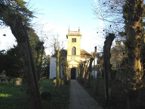 버클리 교회. 사각형 탑이 있는 노란색 석조 건물과 주변 나무들.