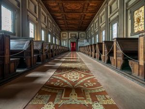 계단 꼭대기에서 본 열람실