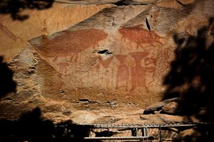 태국 파 템 국립공원에서 메콩 자이언트 메기를 묘사한 선사 시대 암각화