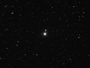 ζ 쌍둥이자리 (Geminorum)의 광학 이미지로, 가까이에 보이는 동반성 B, C, 및 D