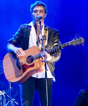 코비가 2008년 이스터페스트에서 공연하고 있다.