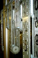 많은 역 입구에는 예술 작품이 전시되어 있다. 이 작품은 베니마클렛에 있다.