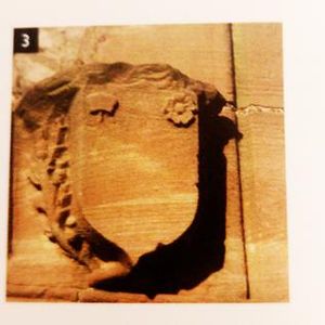 멜로즈 수도원 석조물에 새겨진 멜 & 로즈 상징