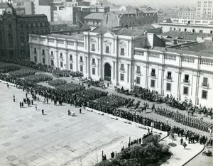 1944년 라 모네다 궁전 앞에서 열린 군사 퍼레이드