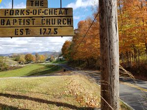 Stewartstown Road에 있는 Forks-Of-Cheat 침례교회 표지판은 이 지역의 초기 시작을 반영합니다.
