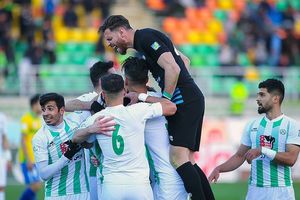 2020년 조브 아한에서 팀 동료들과 함께 기뻐하는 칼릴