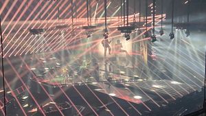 Zitti e buoni}}를 공연하는 모습