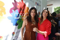 마드리드에서 열린 프라이드 퍼레이드에 참가. 옆은 마드리드 부시장 베고냐 빌라시스(2019년 6월 19일)