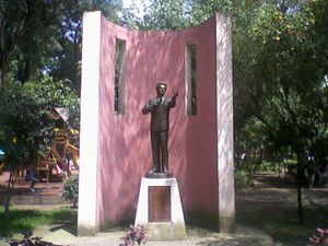 호세 호세(José José) El Príncipe de la Canción (노래의 왕자) 멕시코 시티의 동상.