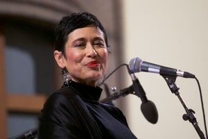 Jaramar는 월드 뮤직 장르로 노래한다.