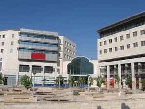 모디인 중심부에 있는 아즈렐리 몰