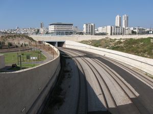 모디인 센트럴 기차역과 주요 상업 지구를 향한 모습