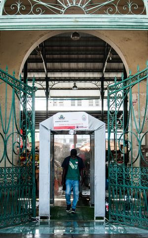 마푸투의 중앙 시장에 설치된 소독 터널