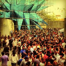 2012년 8월의 Warm Up 행사. 마티아스 홀리치와 마크 쿠쉬너의 조각품 웬디가 배경에 보인다.