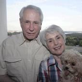 나이가 들어 백발이 된 부부