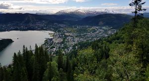 Tjuvtrappa라는 현지 하이킹 코스에서 바라본 라넬바와 위테렌 교외의 모습.