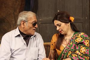 모한 아가쉬와 릴레트 두베이가 모한 라케쉬가 쓴 연극 Aadhe Adhoore에서 공연하는 모습