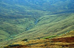 스펠가 댐 근처의 모른 산맥, 슬리에브 로샤나와 오트 산의 경사면, 최근 폭우 이후 물이 불어난 개울