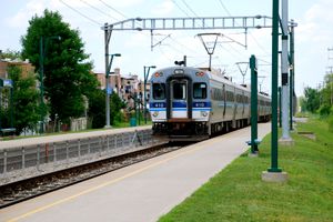 몽플리에역을 지나고 있는 봄바디어의 전기 기관차