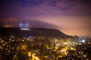 25주년 기념식에서 14명의 희생자를 기리는 14개의 빛줄기가 로열 산에서 비춘다.