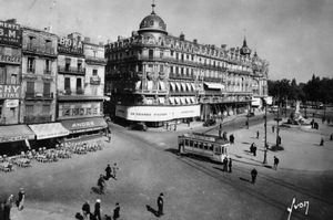 1947년경 꼼메디 광장을 건너는 전기 트램