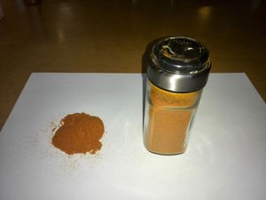  란탄테이 라멘 레스토랑에서 제공되는 매운 카레 라멘을 위한 오리지널 향신료 블렌드