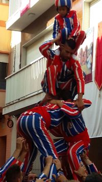 무이셰랑가 탑을 쌓기 위해 준비하는 무이셰랑게로들