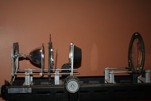 알트만(Altman) 1000Q 팔로우 스폿의 광학계. 왼쪽부터: 램프, 타원형 반사경, 셔터/아이리스 어셈블리, 고정 렌즈, 가변 렌즈.