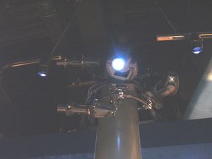 미 해병대 박물관에서 사용 중인 투광 조명(지능형 무빙 헤드 조명)과 스포트라이트(Source Four)