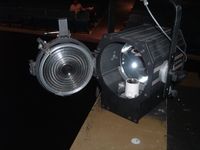 프레넬 렌즈의 단면을 보여주기 위해 렌즈가 열린 프레넬 램프. 기구 안에는 램프가 없다.