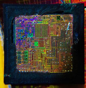 휴대용 통신 장치 및 라디오 장비에서 모뎀 확장으로 사용되는 송수신기의 집적 회로. 온다이(on-die) 패스 필터가 보인다.